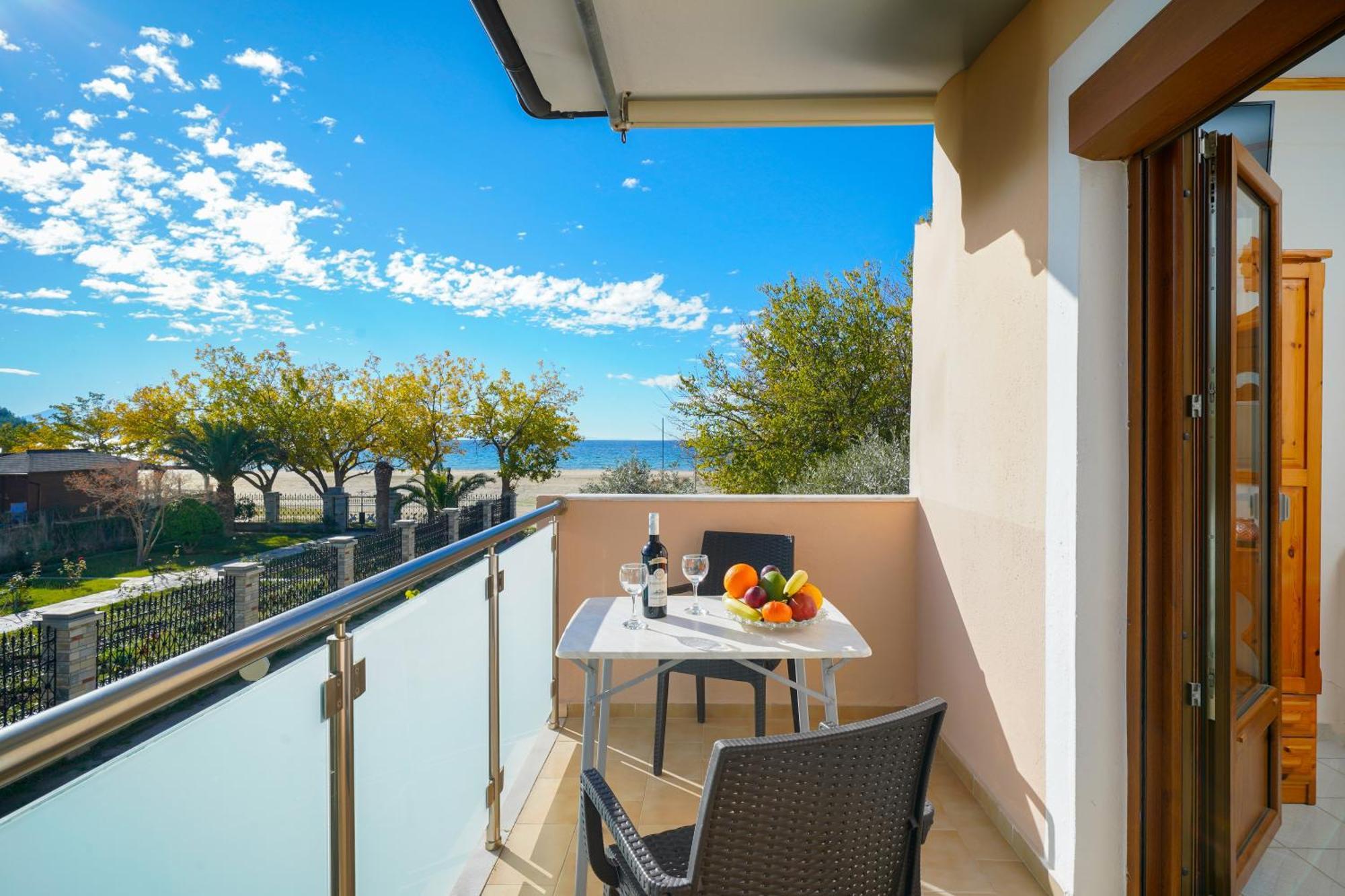 Opalium Beach Front Suites Potos Exterior photo