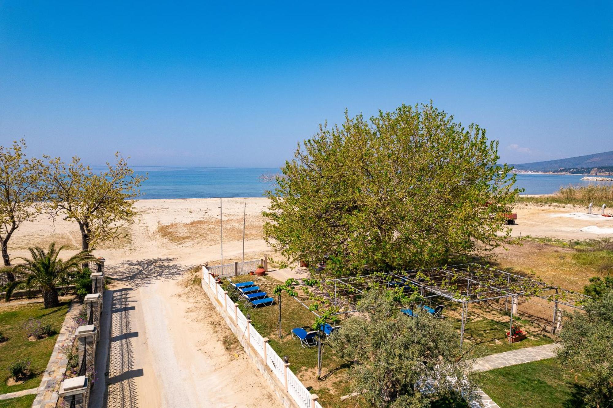 Opalium Beach Front Suites Potos Exterior photo